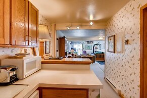 Vintage Studio- Private Balcony Studio Bedroom Condo - No Cleaning Fee