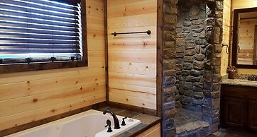 Ace in the Hole Cabin in the Wood With Hot Tub and Fireplace by Redawn