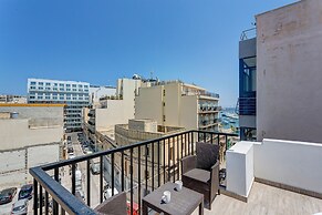 Cosy 1BR Penthouse With Terrace, Great Location