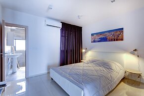 Cosy 1BR Penthouse With Terrace, Great Location