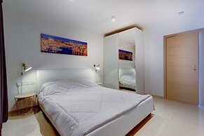 Cosy 1BR Penthouse With Terrace, Great Location