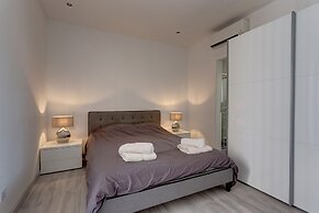 Idyllic Apartment Just off the Promenade