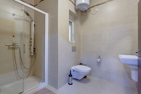 Luxury Apt with Side Sea Views & Pool, Top Location