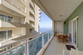 Luxury Apt with Side Sea Views & Pool, Top Location