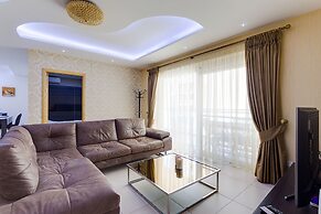 Luxury Apt with Side Sea Views & Pool, Top Location