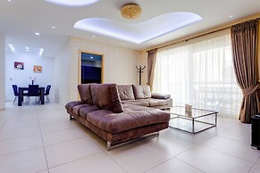 Luxury Apt with Side Sea Views & Pool, Top Location