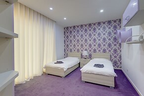 Luxury Apt with Side Sea Views & Pool, Top Location