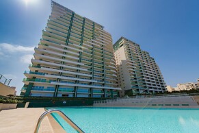 Luxury Apt with Side Sea Views & Pool, Top Location