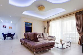 Luxury Apt with Side Sea Views & Pool, Top Location