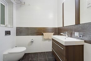 Luxury Apt with Side Sea Views & Pool, Top Location