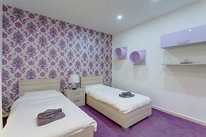 Luxury Apt with Side Sea Views & Pool, Top Location