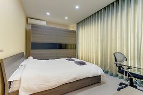 Luxury Apt with Side Sea Views & Pool, Top Location