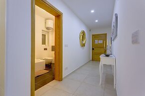 Luxury Apt with Side Sea Views & Pool, Top Location