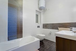 Luxury Apt with Side Sea Views & Pool, Top Location