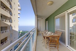 Luxury Apt with Side Sea Views & Pool, Top Location