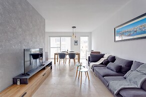 Brand New Designer Finished Apartment, Central Location