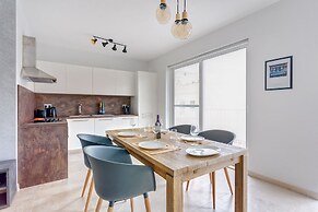 Brand New Designer Finished Apartment, Central Location