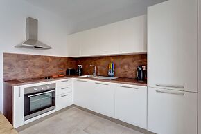 Brand New Designer Finished Apartment, Central Location