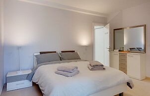 Brand New Designer Finished Apartment, Central Location