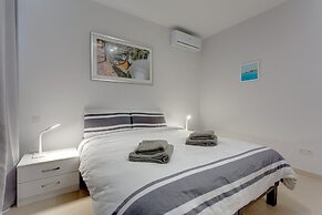 Brand New Designer Finished Apartment, Central Location