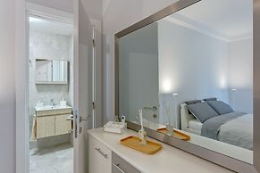 Brand New Designer Finished Apartment, Central Location