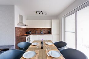 Brand New Designer Finished Apartment, Central Location