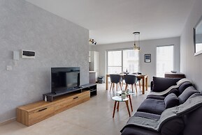 Brand New Designer Finished Apartment, Central Location