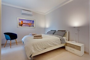 Brand New Designer Finished Apartment, Central Location