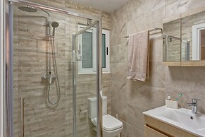 Brand New Designer Finished Apartment, Central Location