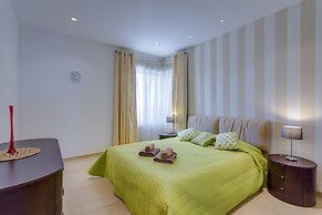 Luxury Seafront Oasis in Central Sliema with Pool