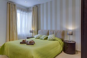 Luxury Seafront Oasis in Central Sliema with Pool