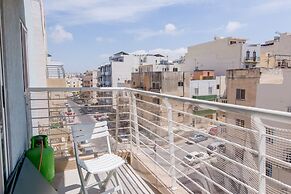 Luxury 3BR Apartment by the Sea, Prime Location