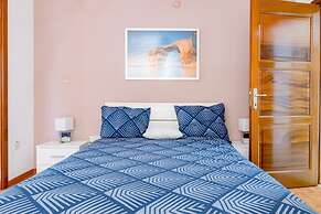 Luxury 3BR Apartment by the Sea, Prime Location