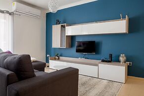 Luxury 3BR Apartment by the Sea, Prime Location