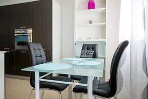 Luxury 3BR Apartment by the Sea, Prime Location