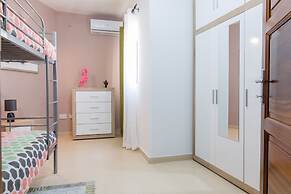 Luxury 3BR Apartment by the Sea, Prime Location