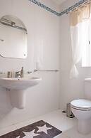 Luxury 3BR Apartment by the Sea, Prime Location