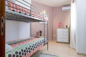 Luxury 3BR Apartment by the Sea, Prime Location