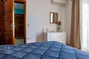 Luxury 3BR Apartment by the Sea, Prime Location