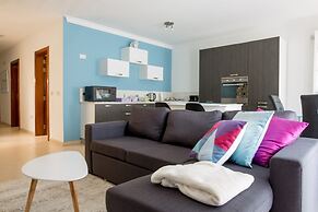 Luxury 3BR Apartment by the Sea, Prime Location