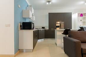 Luxury 3BR Apartment by the Sea, Prime Location