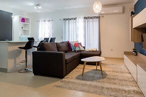 Luxury 3BR Apartment by the Sea, Prime Location