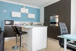 Luxury 3BR Apartment by the Sea, Prime Location