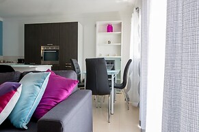 Luxury 3BR Apartment by the Sea, Prime Location