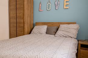 Luxury 3BR Apartment by the Sea, Prime Location