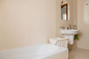 Luxury 3BR Apartment by the Sea, Prime Location