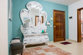 Luxury 3BR Apartment by the Sea, Prime Location