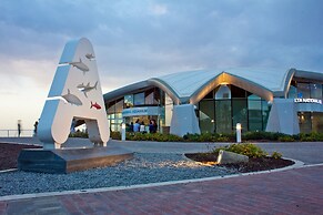 Luxury 3BR Apartment by the Sea, Prime Location