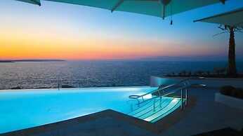 Luxury 3BR Apartment by the Sea, Prime Location