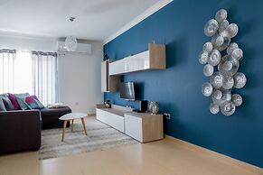 Luxury 3BR Apartment by the Sea, Prime Location